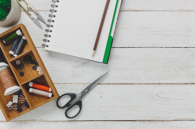 Рабочий стол с нитками